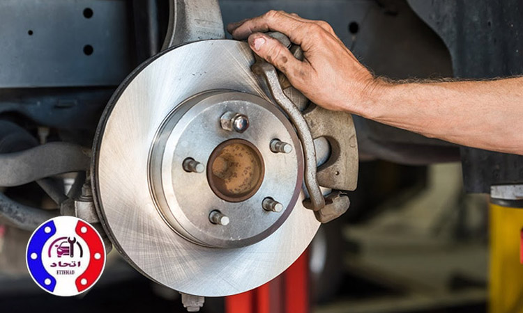 علت دوم: خرابی یا گرفتگی شلنگ ترمز در یک چرخ و تأثیر آن بر سایش غیرعادی لنت