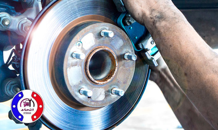 چرا افزایش وزن خودرو مستقیماً بر عملکرد دیسک ترمز تأثیر می‌گذارد؟