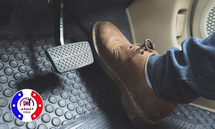 چرا پدال ترمز گاهی سفت می‌شود و پایین نمی‌رود؟